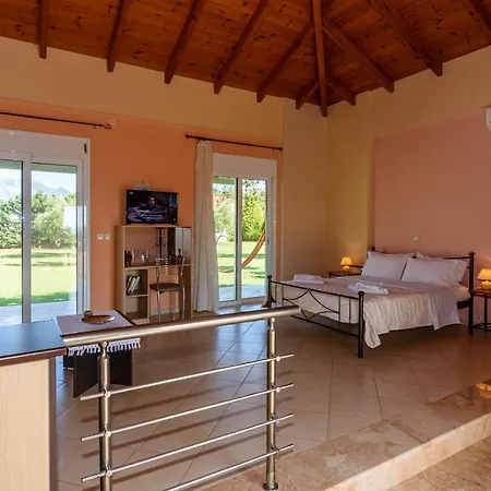Kyparissia Garden Retreat - Fully Equipped Suites * Кипарисия