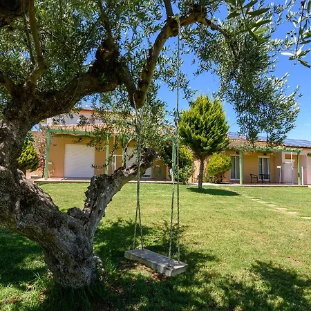 Kyparissia Garden Retreat - Fully Equipped Suites Apartment *