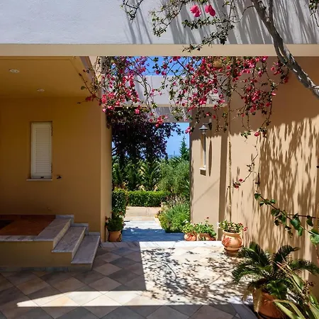 Апартаменты Kyparissia Garden Retreat - Fully Equipped Suites